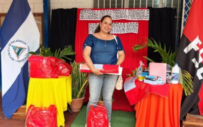 Docentes reciben material fungible