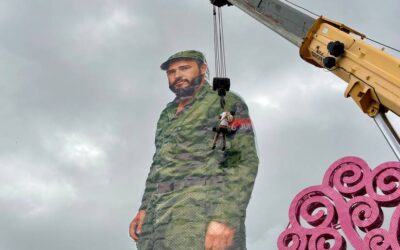 Instalan en la avenida de Bolívar a Chávez escultura en honor al Comandante Fidel Castro
